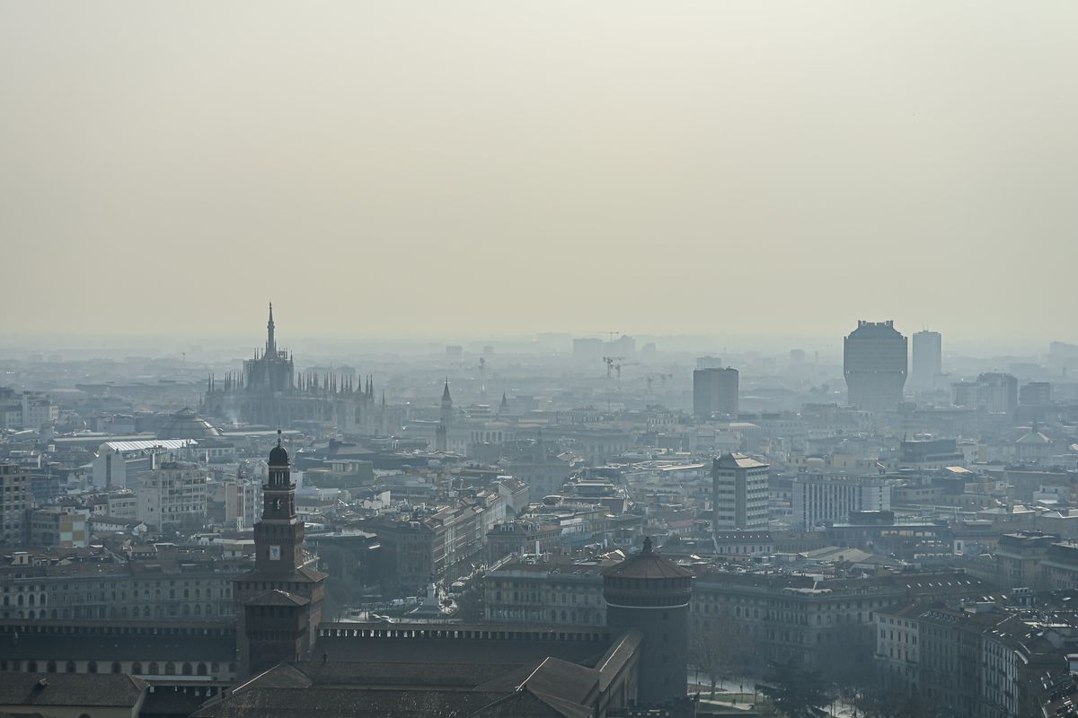 A Milano s’invocano lockdown anti smog. E la sinistra vuole il congedo climatico