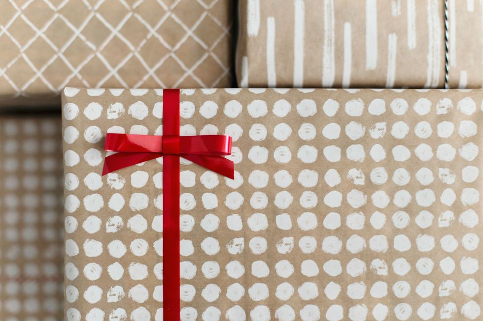 Her blind sister was missing out on the holiday spirit, so she had a brilliant gift wrap idea