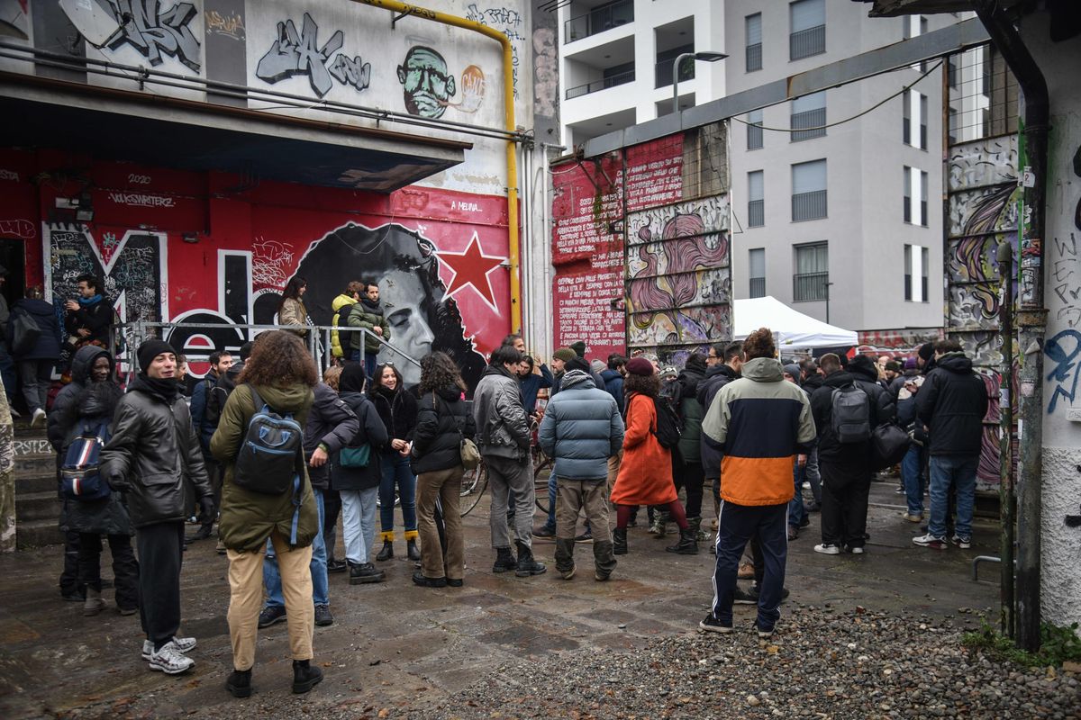 Picchetto al Leonka e bomba a Roma. La sinistra trova casa all’illegalità