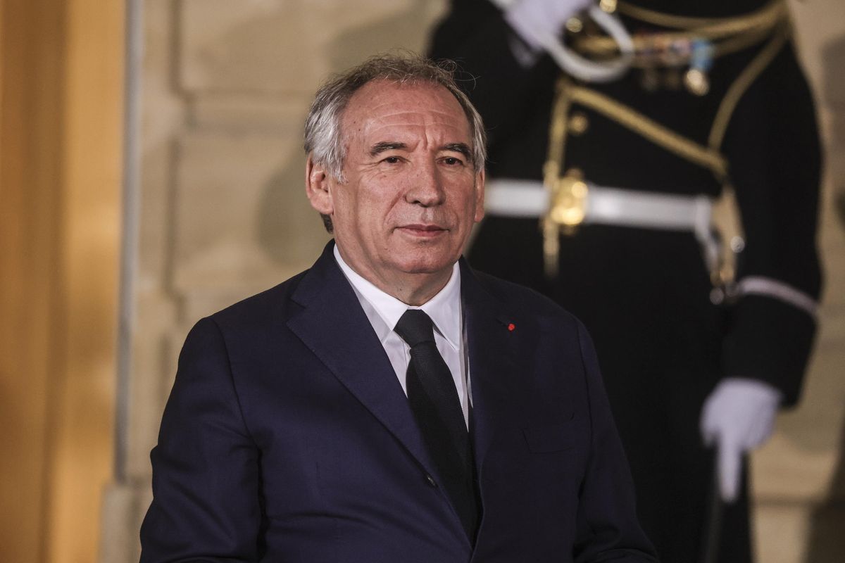 Bayrou apre le consultazioni. Gli ex commissari reclamano tagli
