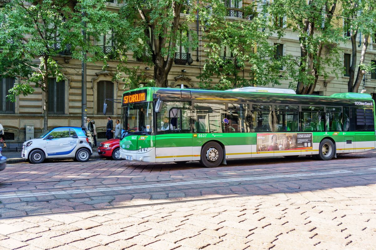 Si fa guerra alle auto, ma tram e bus a Milano perdono fino al 49% delle corse