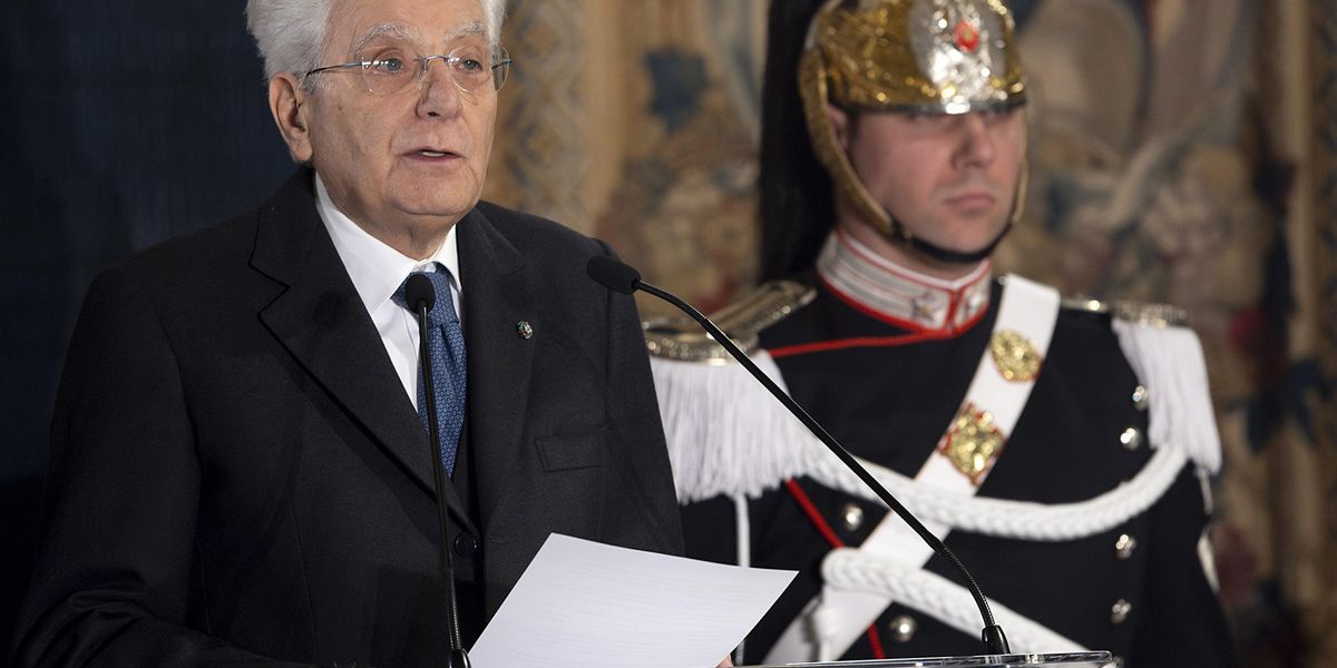 Per Mattarella la democrazia è in pericolo ma non si guarda allo specchio