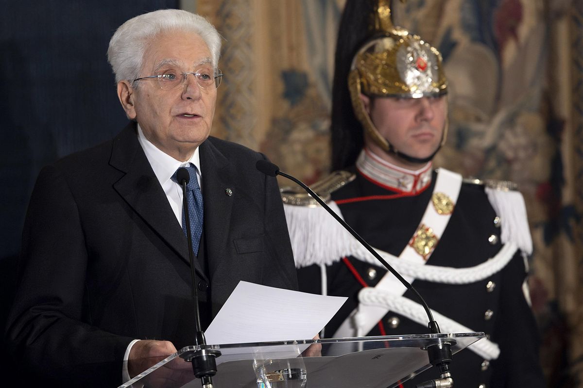 Per Mattarella la democrazia è in pericolo ma non si guarda allo specchio