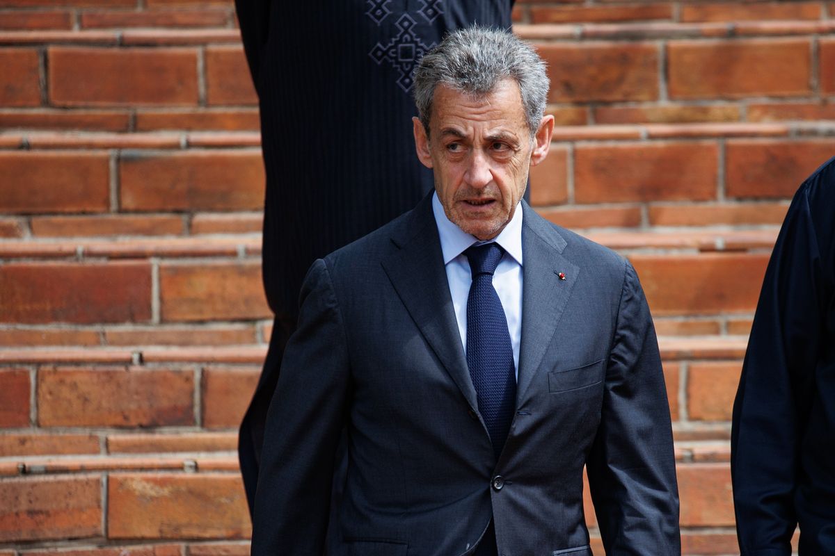 Sarkozy non ride più: condannato. Un anno col braccialetto elettronico