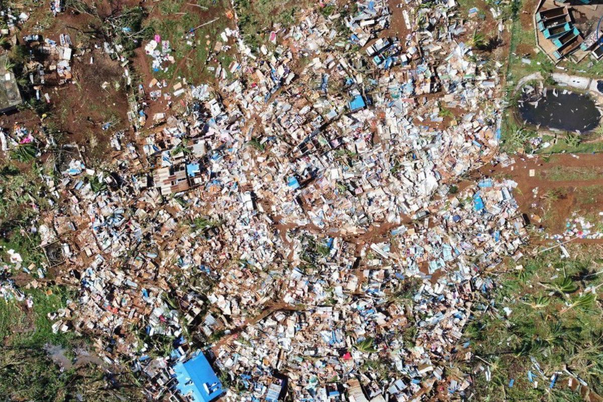 Un libro scomodo e il ciclone Chido: i problemi degli 007 francesi