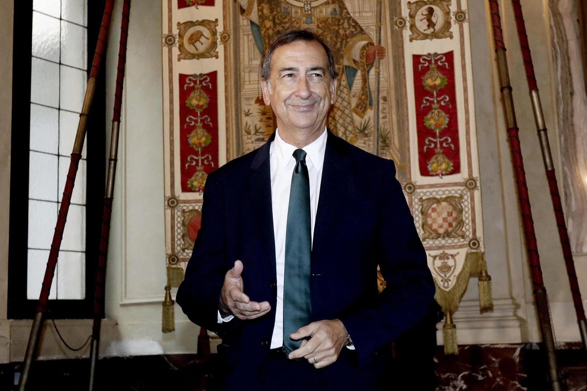 Sala fa da agente immobiliare al Leoncavallo