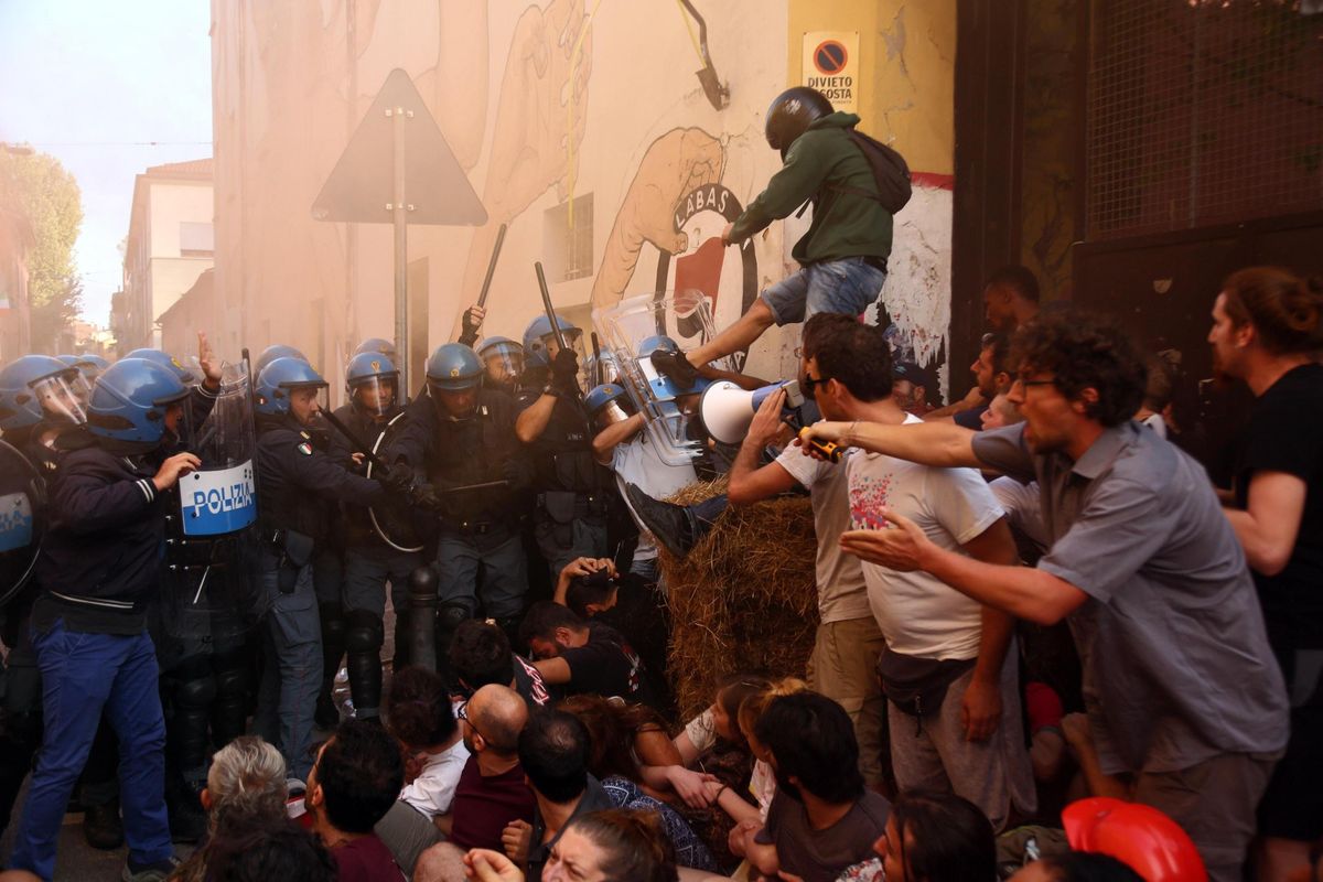 Labas, toghe giustificano i tafferugli: «Attivisti agirono per motivi morali»