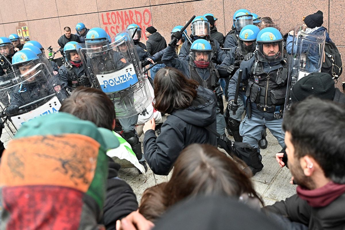 Lo sciopero contro le banche e Israele non ottiene altro che botte in piazza