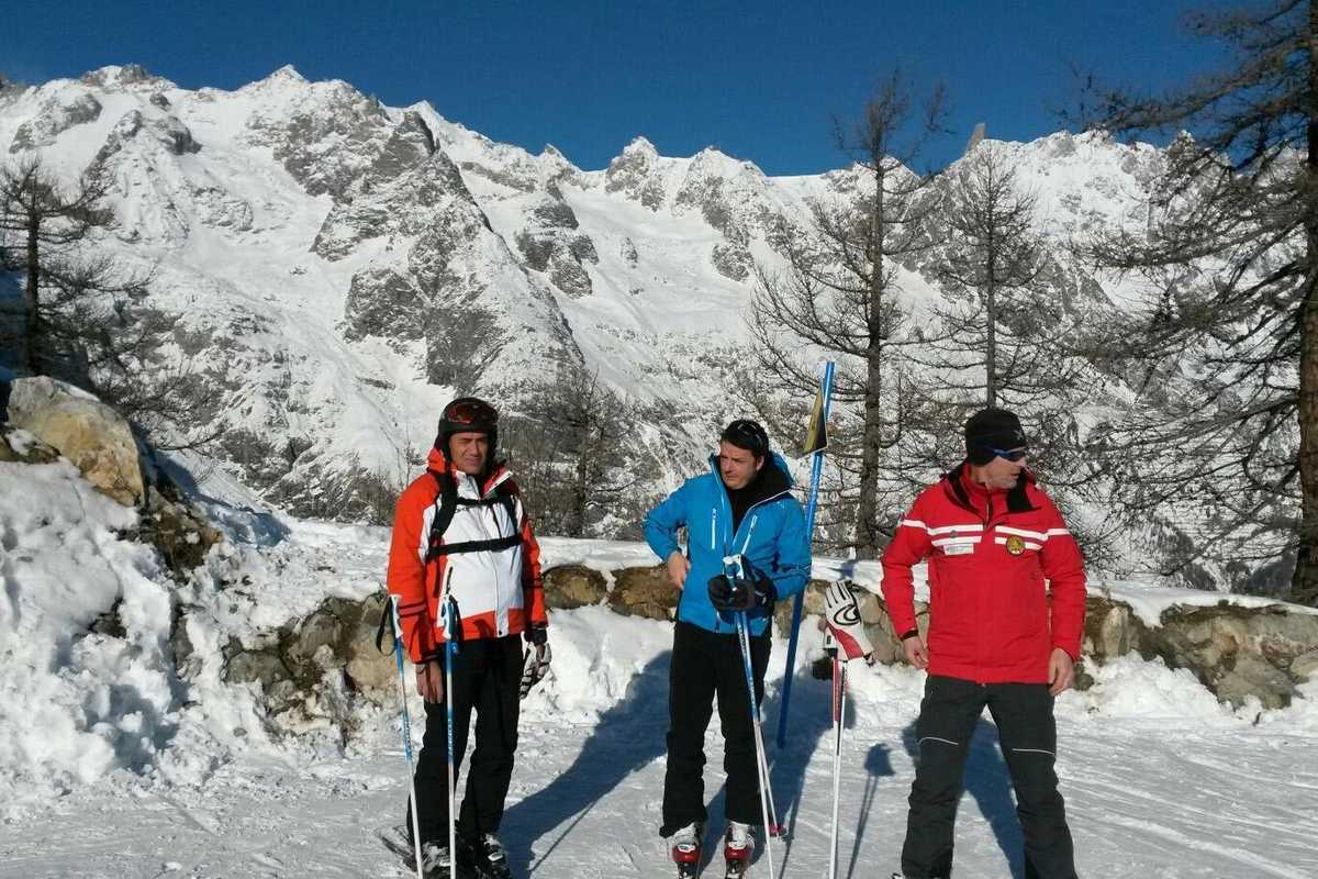 Caso Cecilia Sala, Renzi, Conte e Schlein in coro: «Fate presto». Intanto svacanzano tra Cortina e l’estero