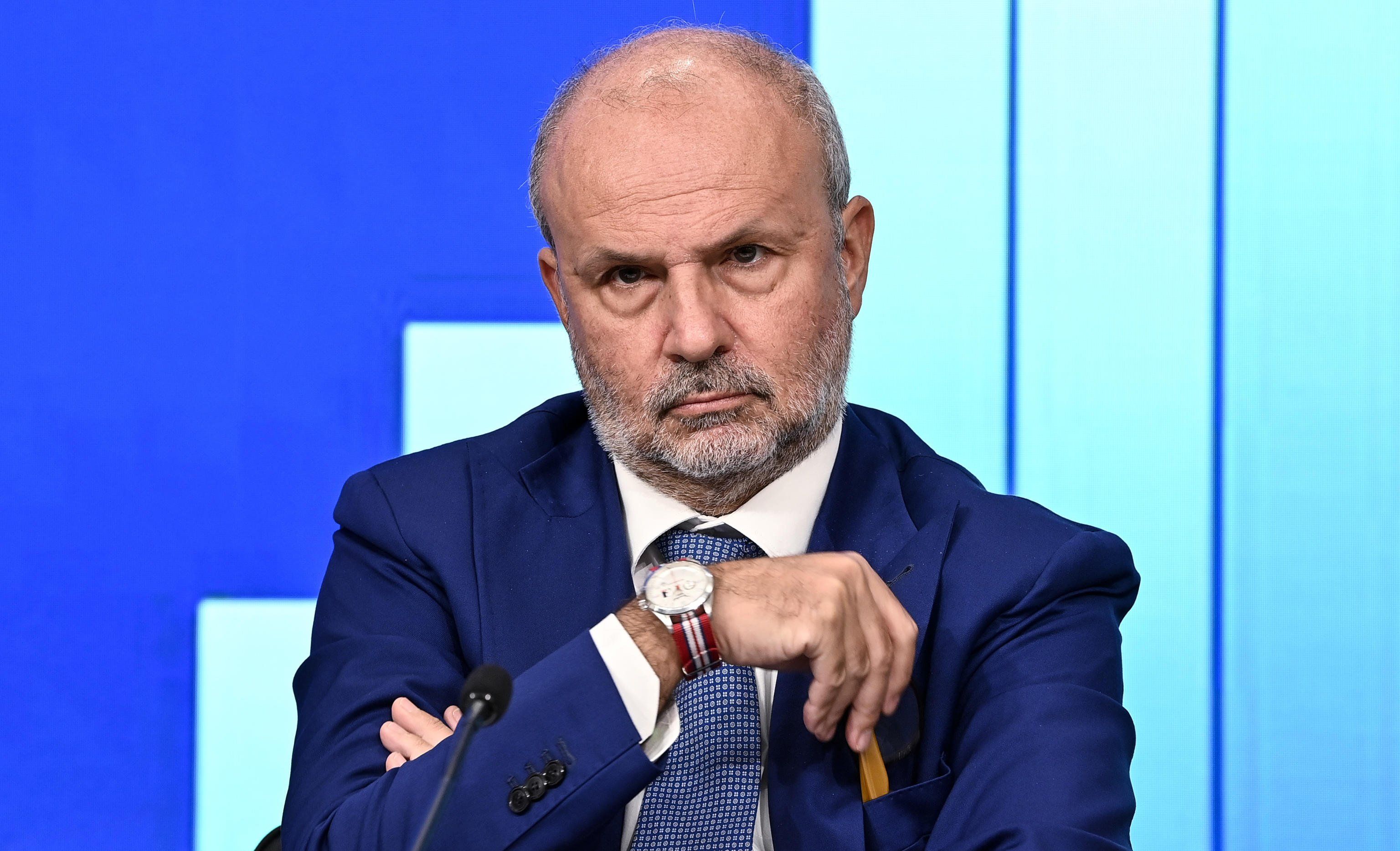 Il no vax non curato va a «Fuori dal coro». Il ministro Schillaci resta non pervenuto