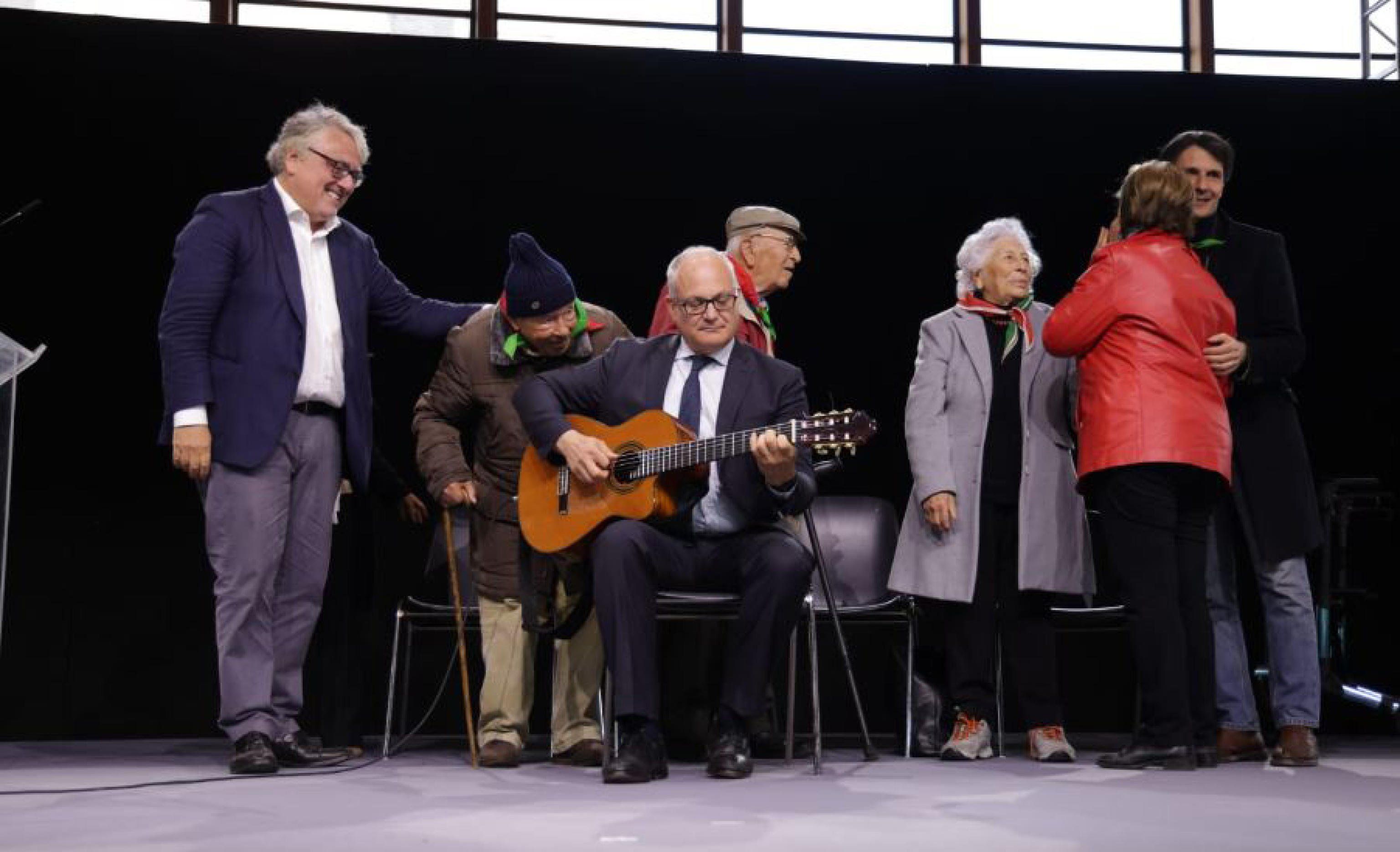 Orchestraccia, Don Cash e Taranta. Il concerto rabberciato di Gualtieri