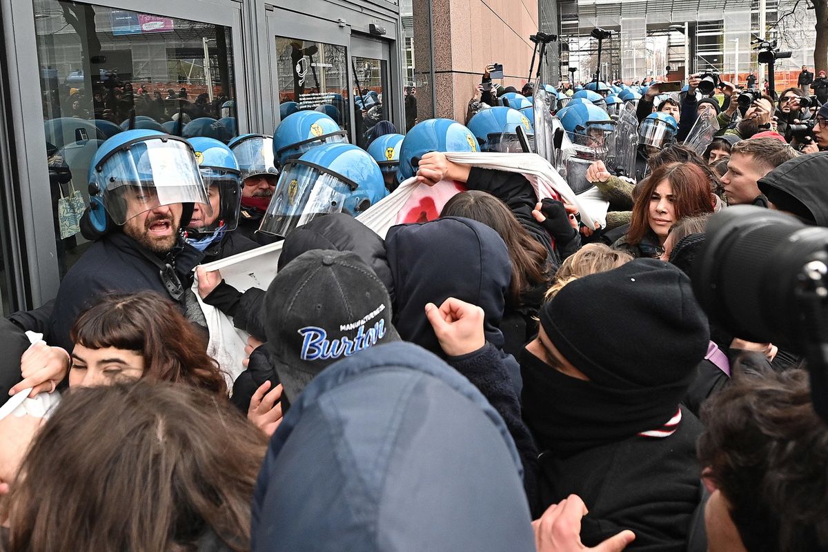 Nel 2024 più cortei e poliziotti feriti