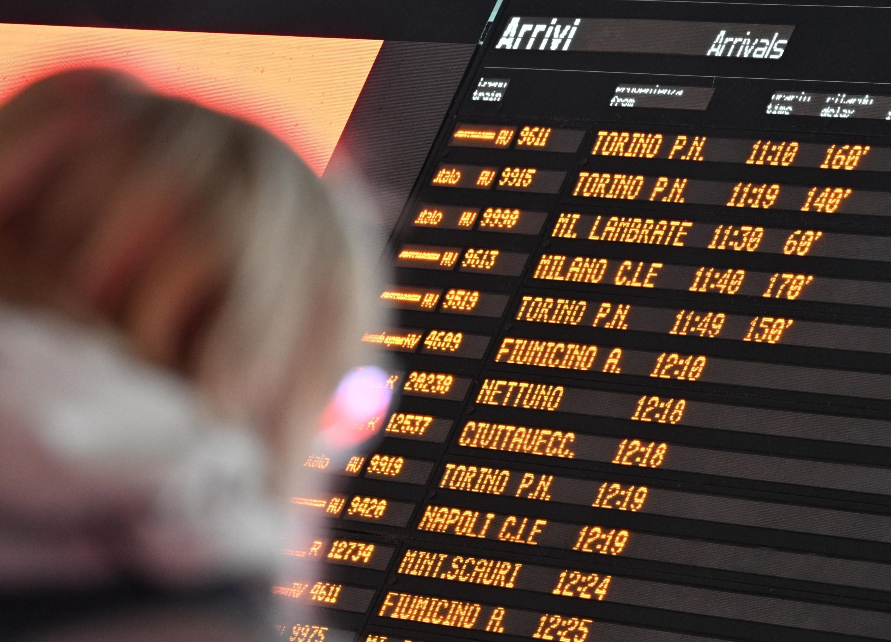 Convoglio taglia cavi dell’elettricità: treni fermi e la Schlein assale Salvini