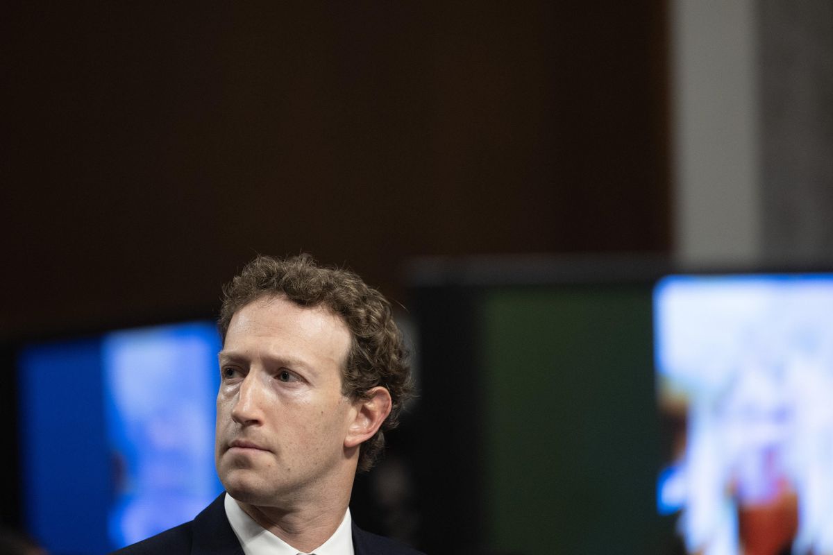 Zuck vuota il sacco. «Biden ci impose censure sui vaccini»