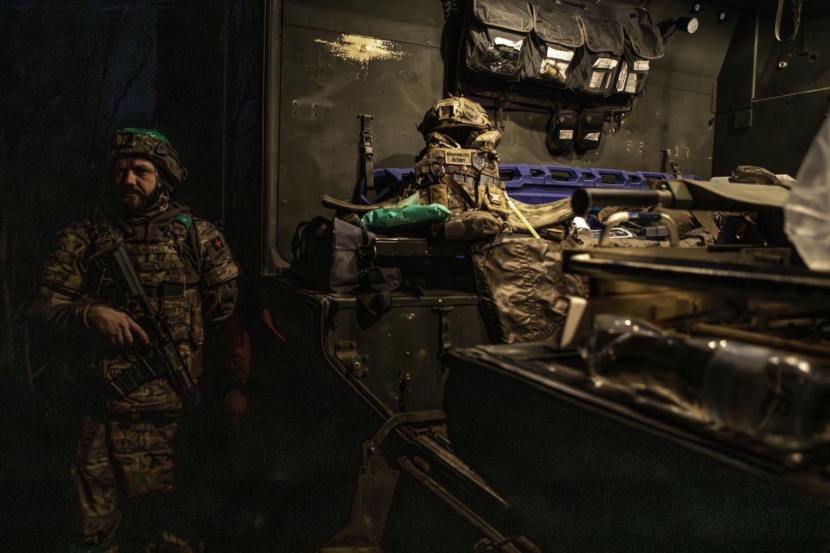 Dentro l’ospedale segreto dell’Azov dove i cuori si rianimano con le mani