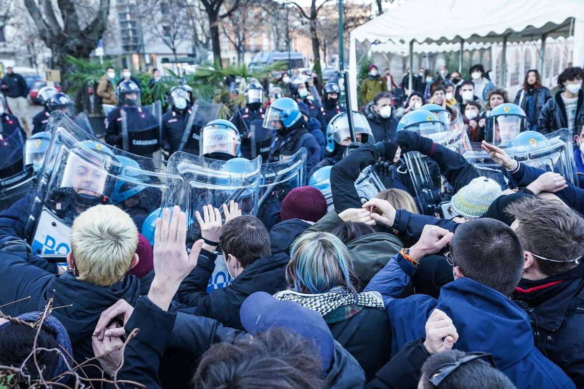 Il Pd aiuta il centro sociale dei picchiatori di poliziotti