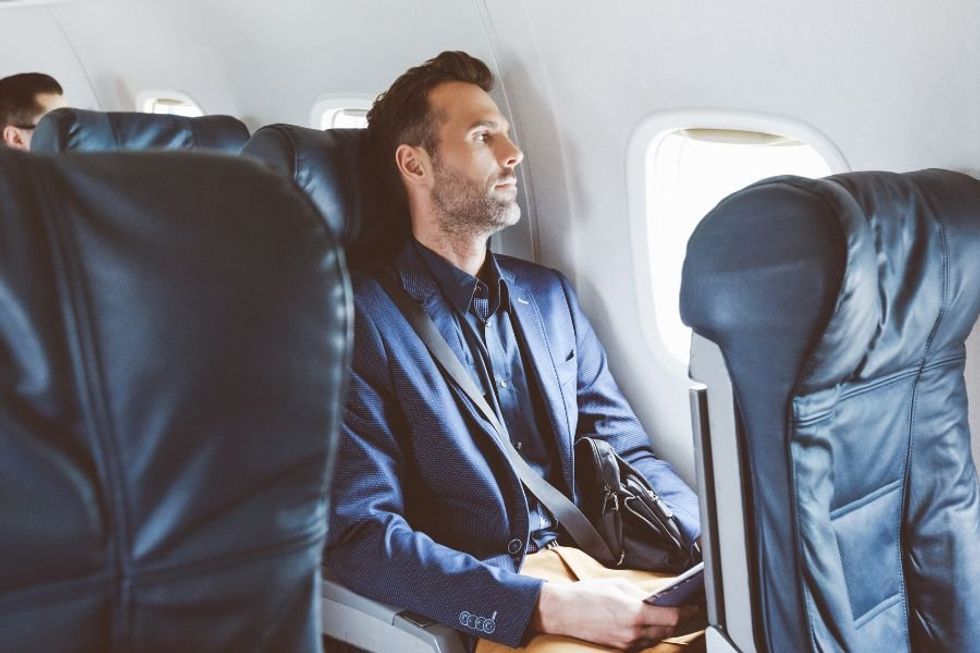 Man praised for refusing to switch seats with a dad who was traveling alone with his daughter