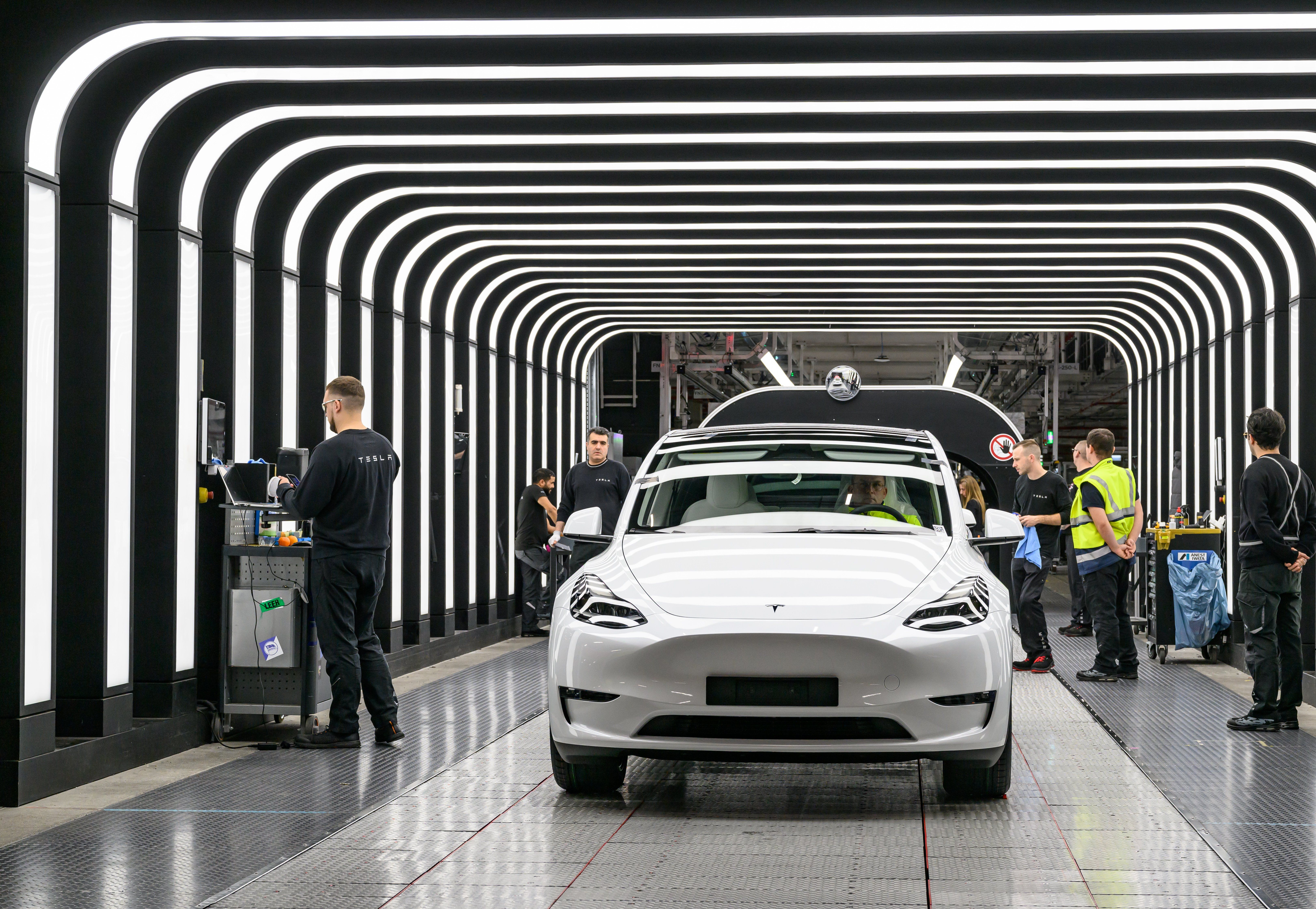 Harakiri Ue: 1,5 miliardi a Tesla e ai cinesi