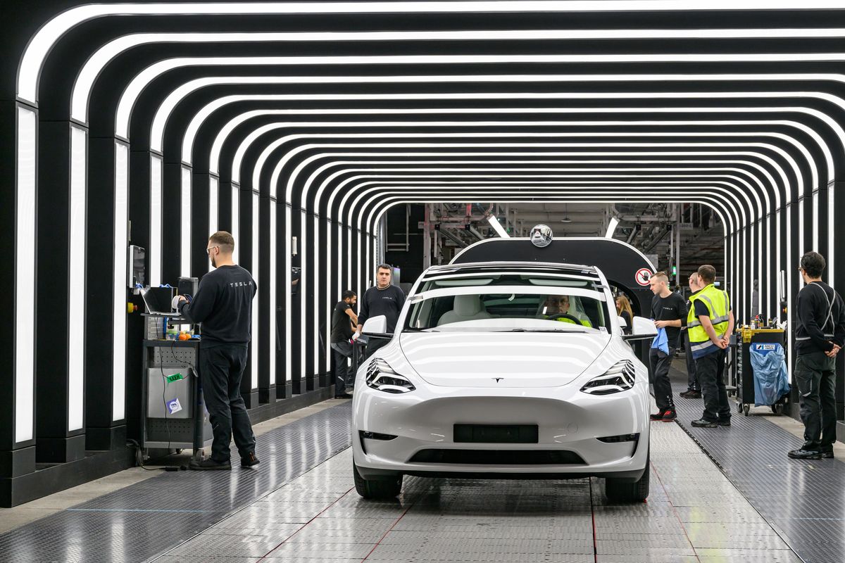 Harakiri Ue: 1,5 miliardi a Tesla e ai cinesi