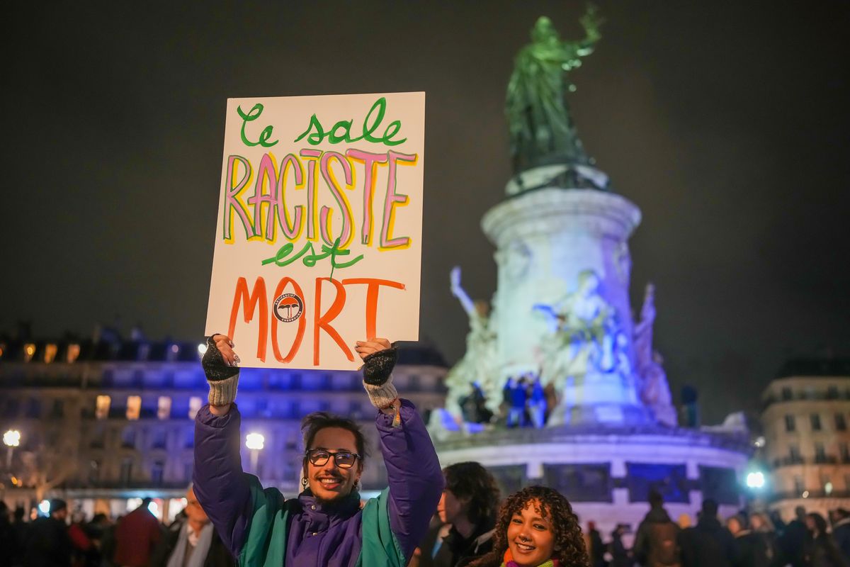 Insultano morti e commemorazioni. Ma loro possono farlo: sono i Buoni