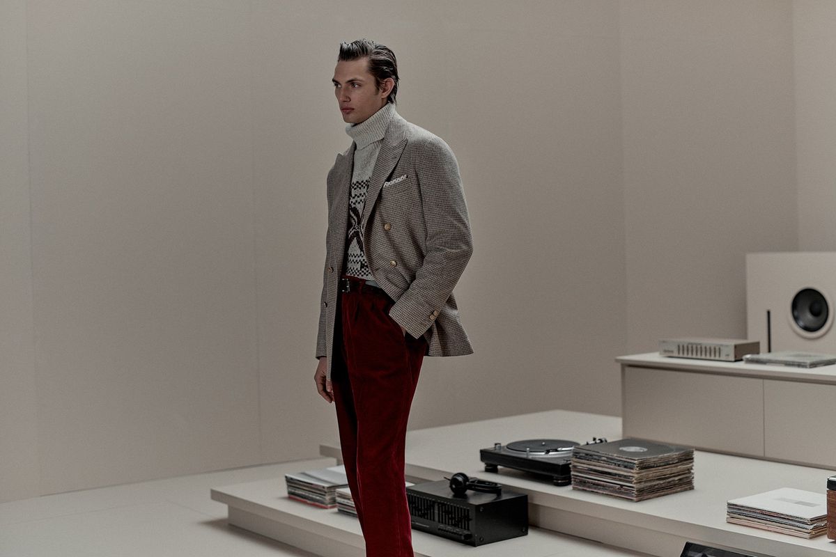 Cucinelli manda in soffitta i completi per fare spazio a maglie e colori