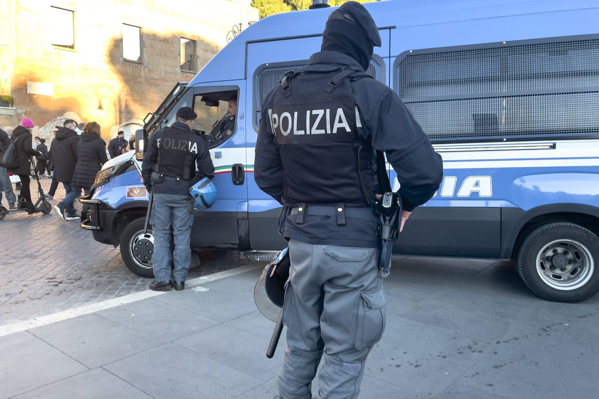 Poliziotti aggrediti dal branco nordafricano