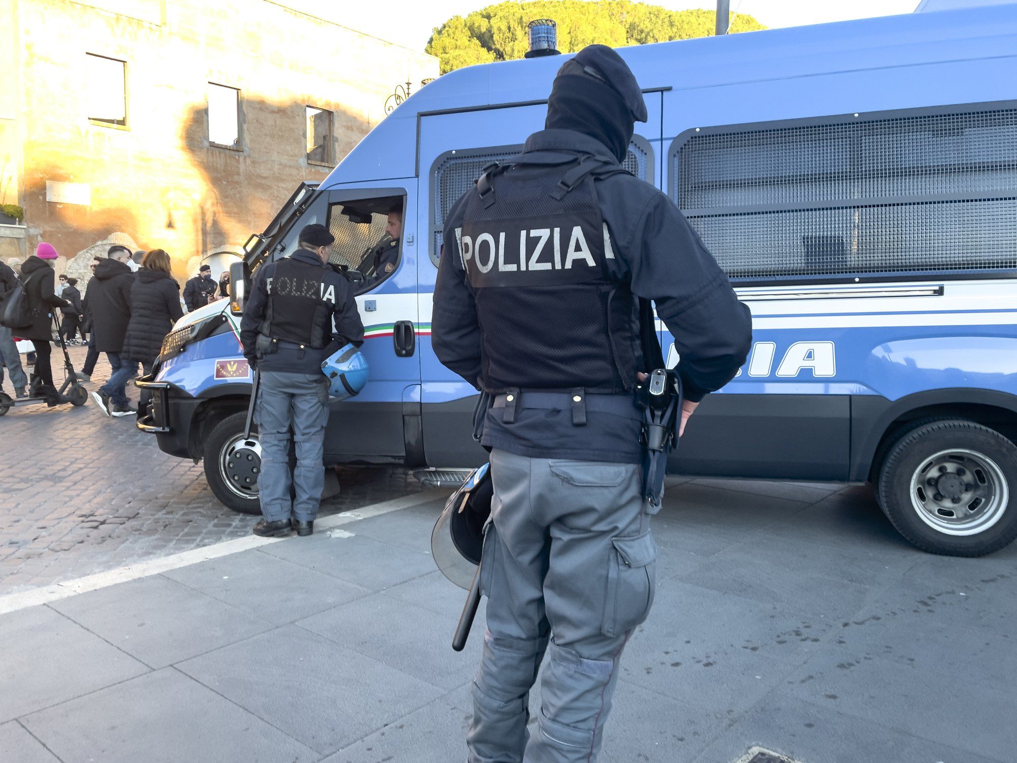 Poliziotti aggrediti dal branco nordafricano