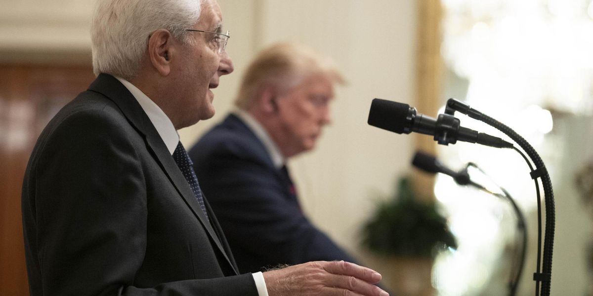 Trump caccia i clandestini. Invece Mattarella li accoglie