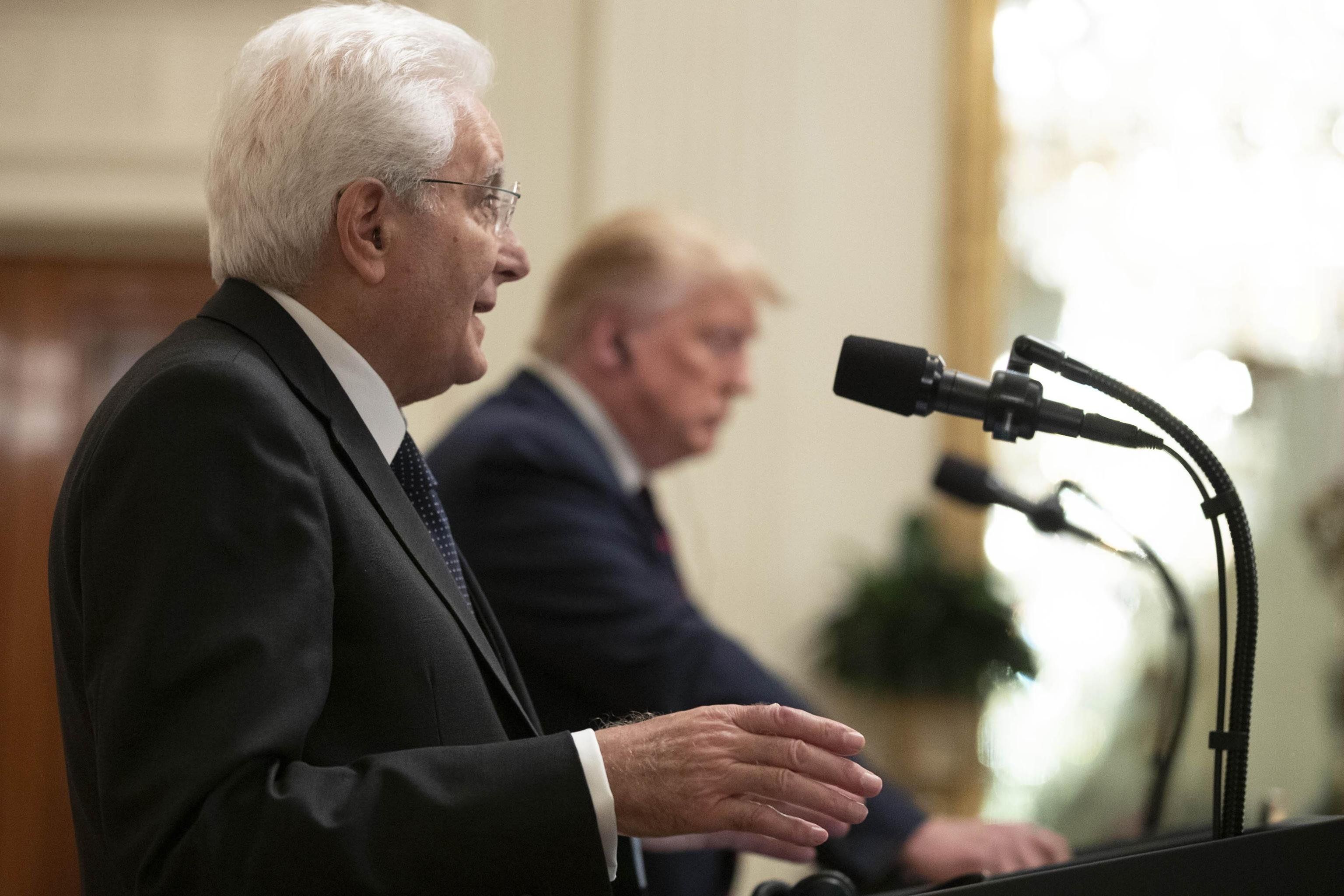 Trump caccia i clandestini. Invece Mattarella li accoglie