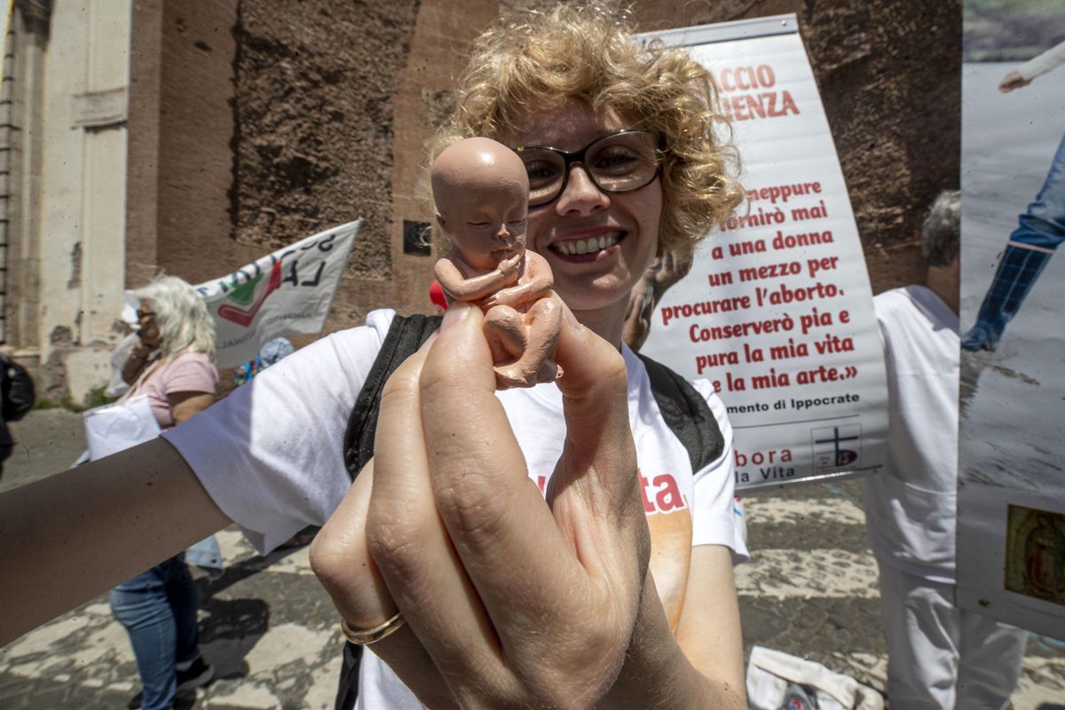 Anche un bimbo non va toccato con un fiore