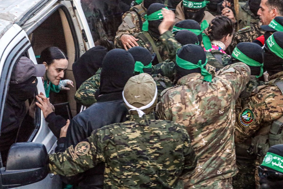 Hamas libera i primi tre ostaggi ma torna a occupare la Striscia