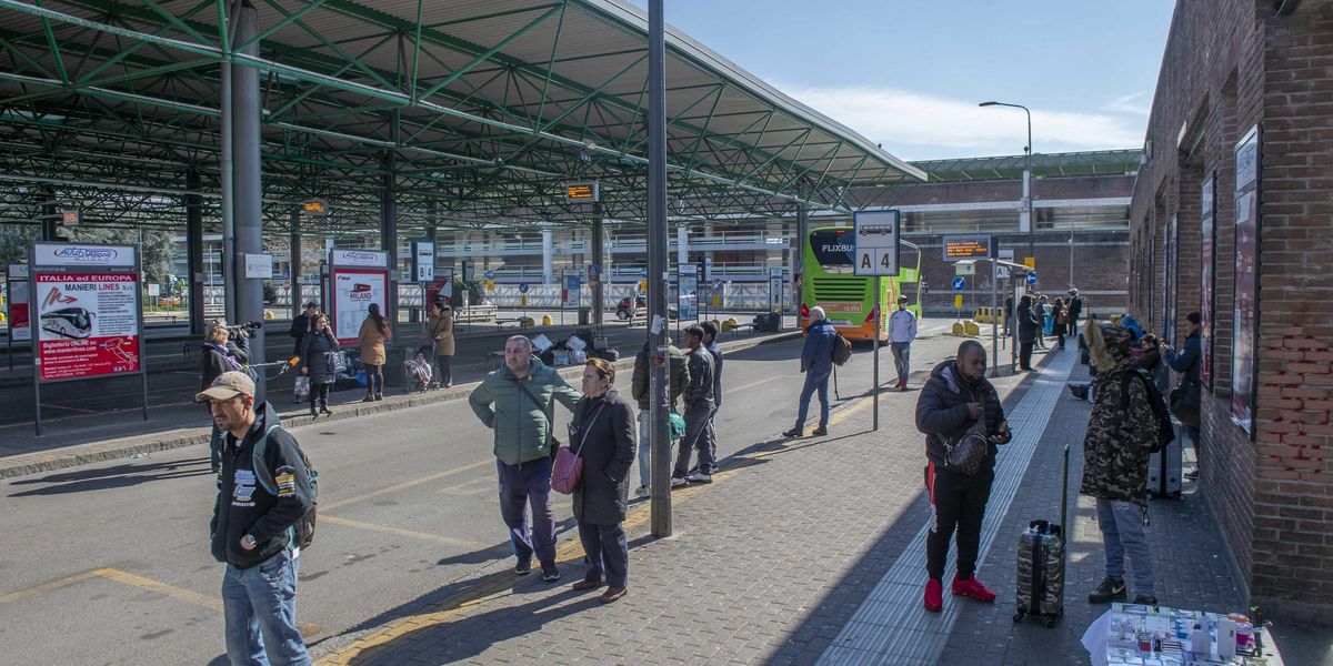 Stazione bus milanese faceva da hub per i clandestini