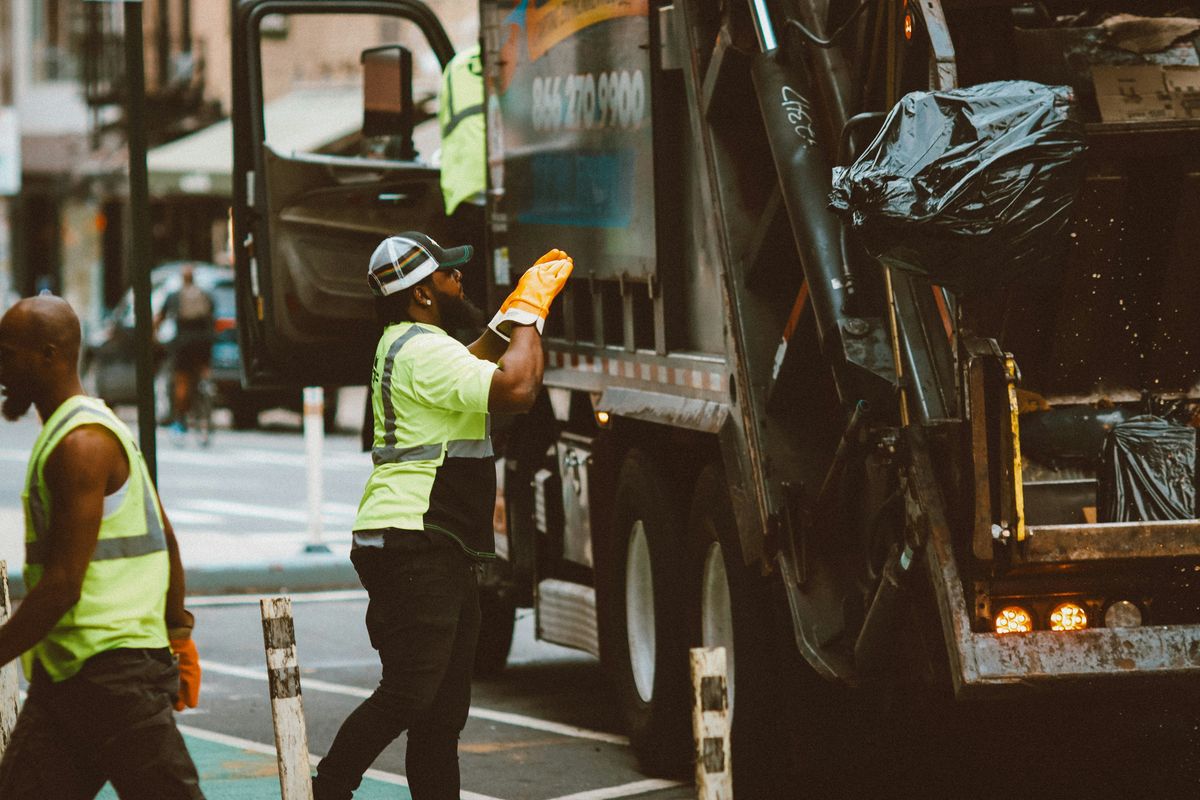 Garbage man shares exactly how much he makes and now everyone wants to get their hands dirty