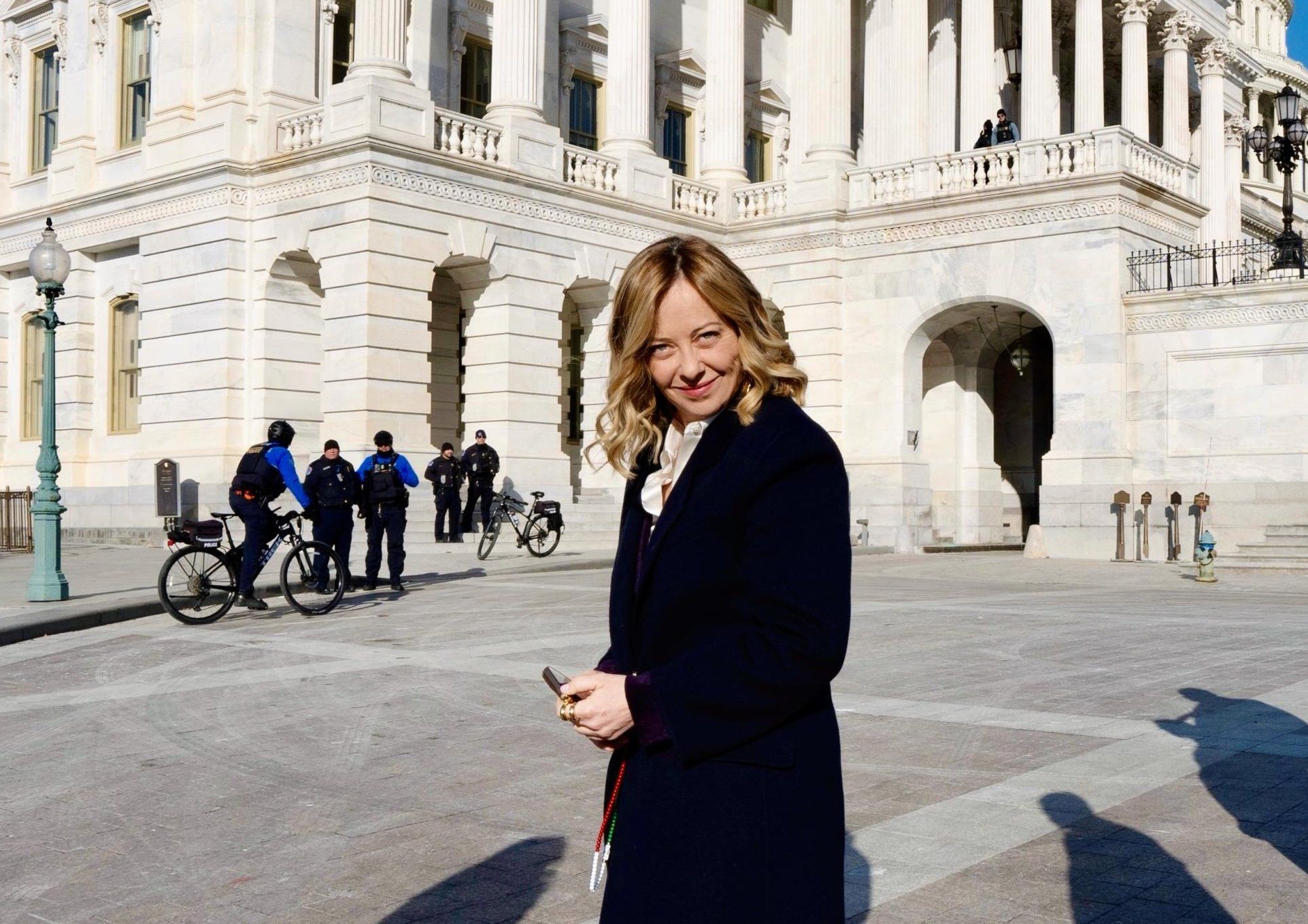 Meloni reagisce ai veleni di Schlein. «Io negli Usa per le nostre imprese»