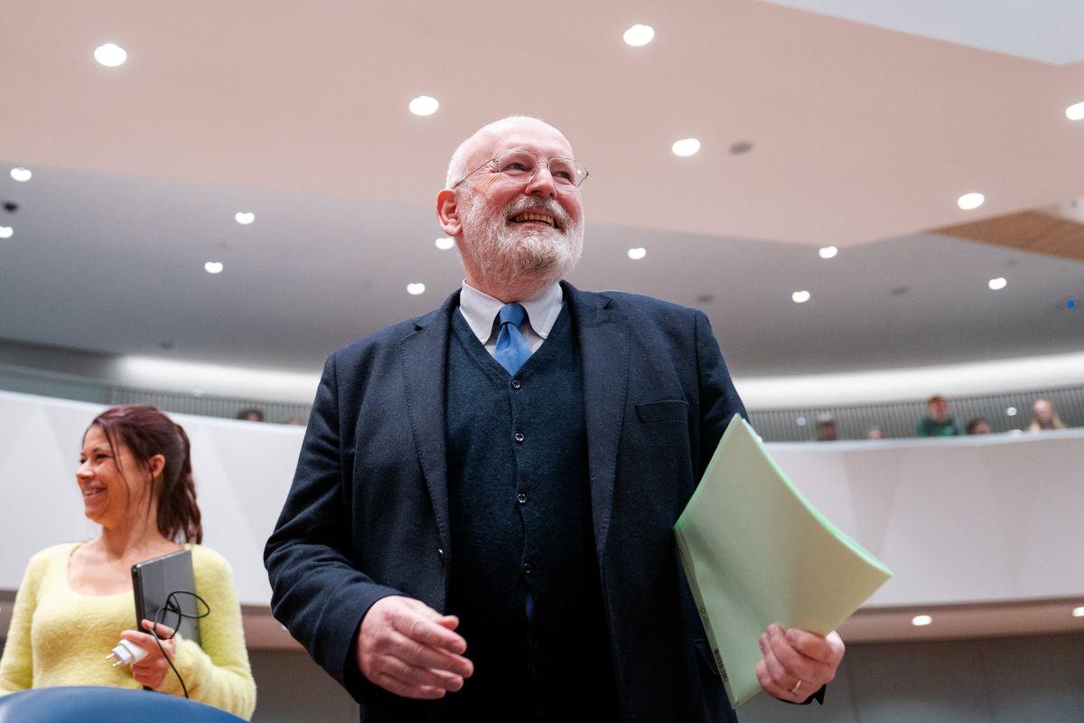 Timmermans difende i soldi alle Ong: «È positivo finanziare gruppi verdi»