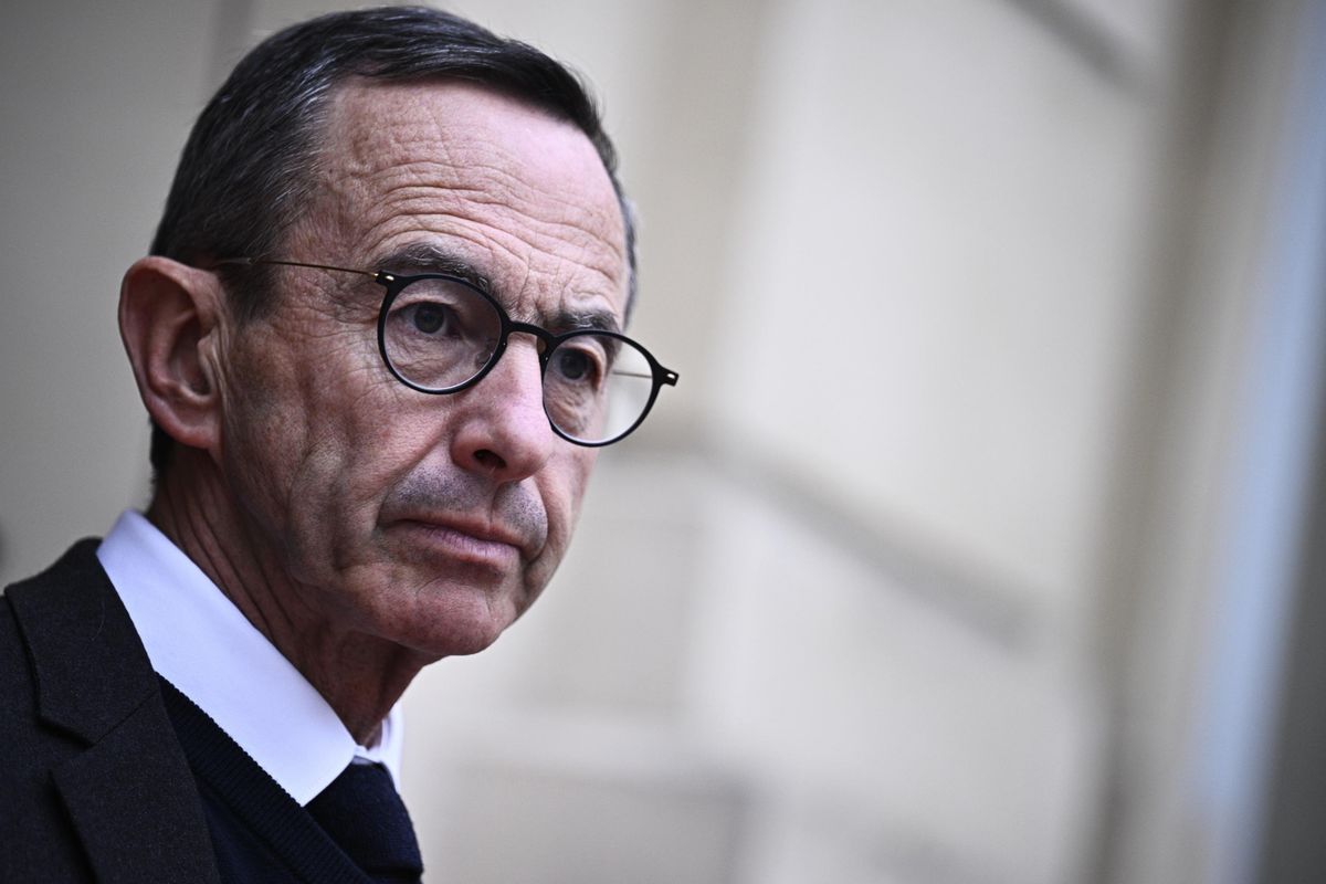 La Francia annuncia una stretta sulle regolarizzazioni dei migranti