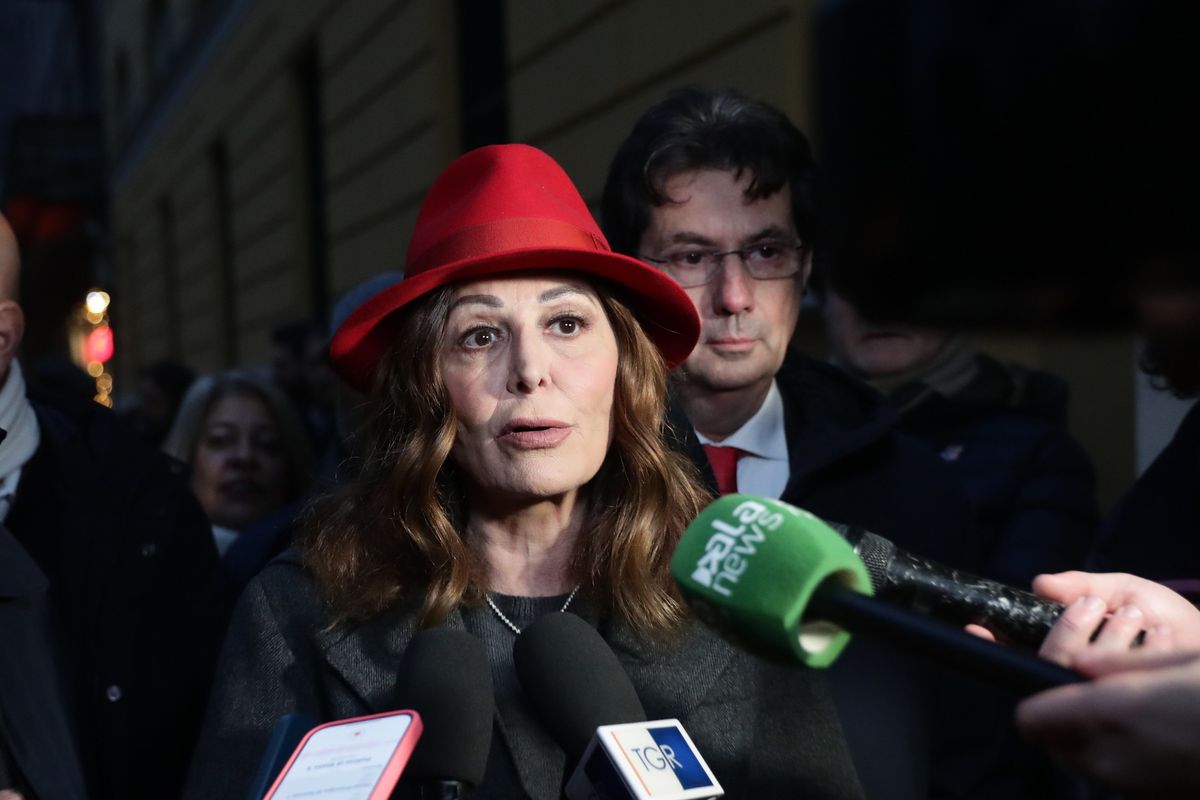 Assalto mediatico a Santanchè, lei tira dritto