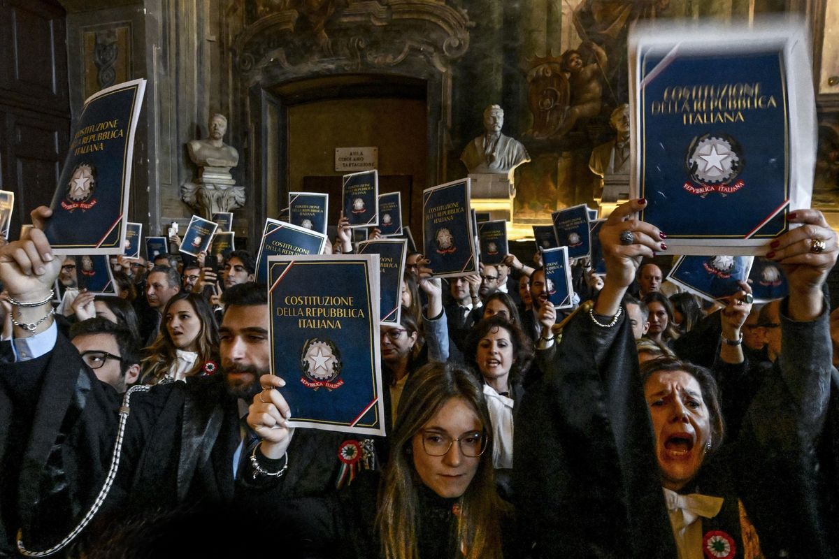 Al posto di sventolare la Costituzione italiana bisognerebbe leggerla