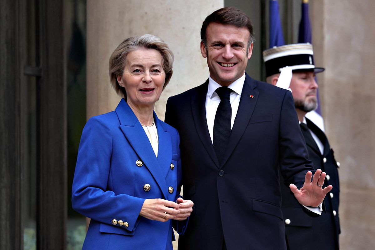La finta svolta dell’Ue. Von der Leyen bacia la pantofola a Macron