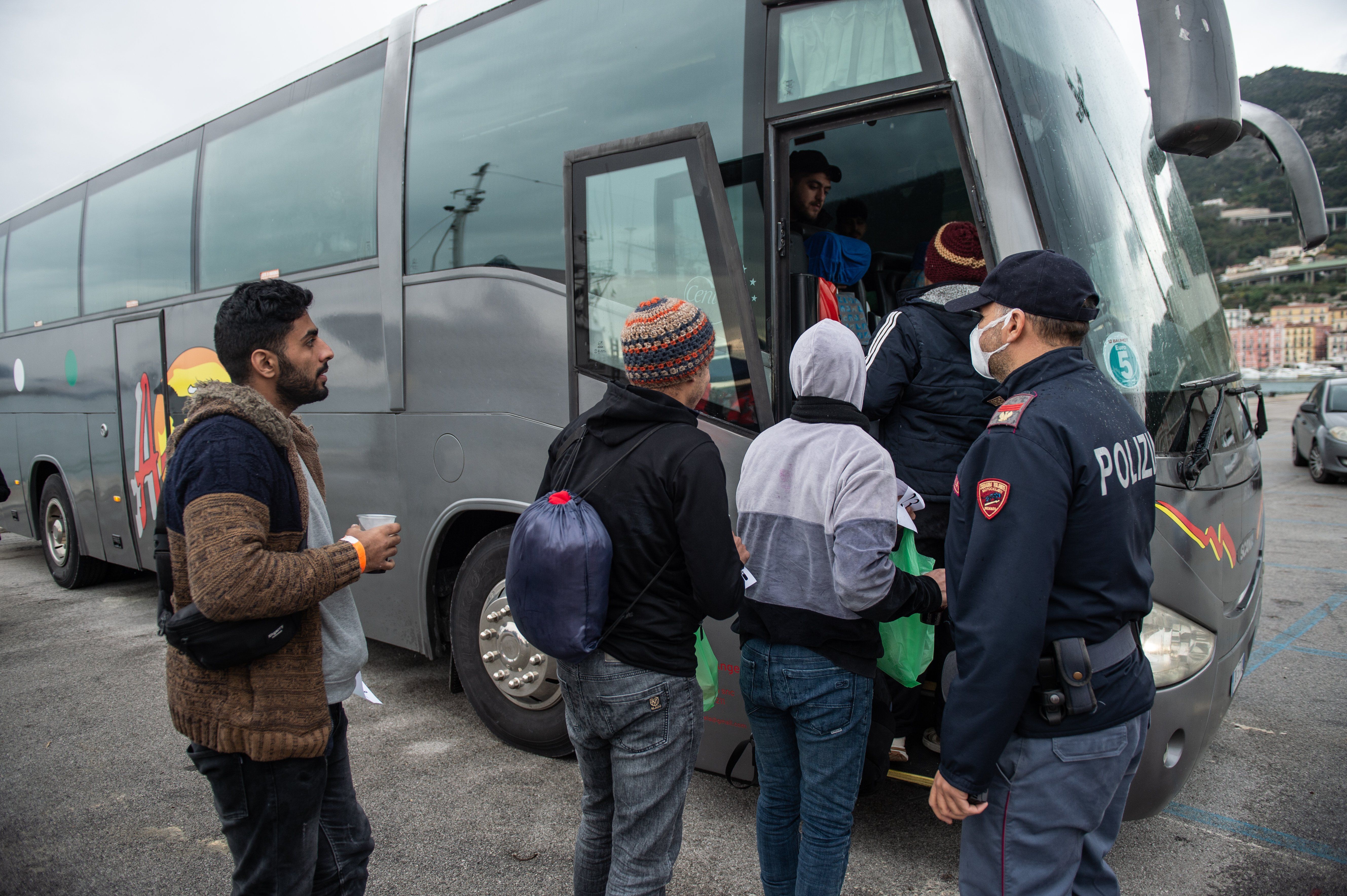 Se non cacci i clandestini sei un bluff. Se lo fai diventi subito un criminale