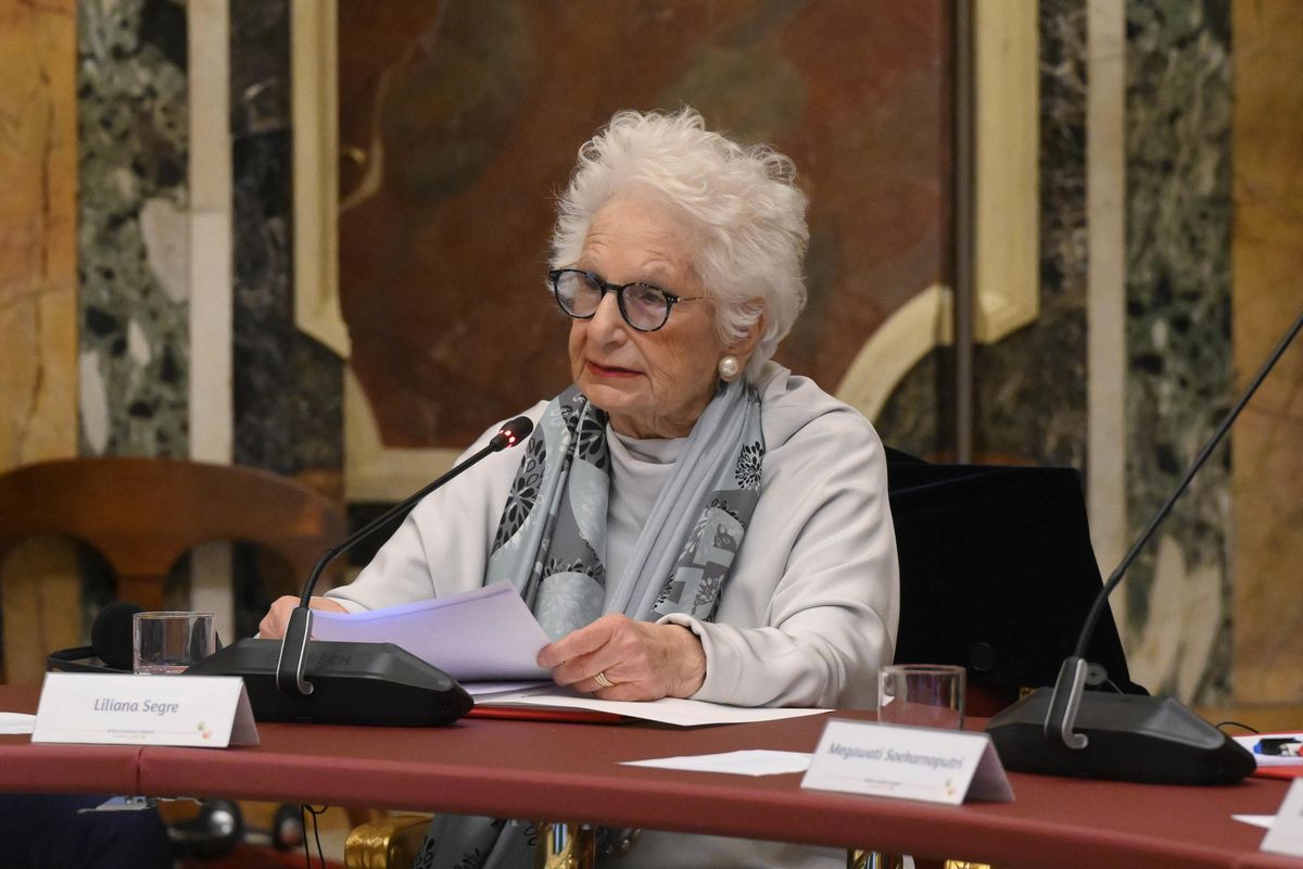 «Migranti spediti nei lager albanesi». Stavolta Segre inciampa sulla Shoah