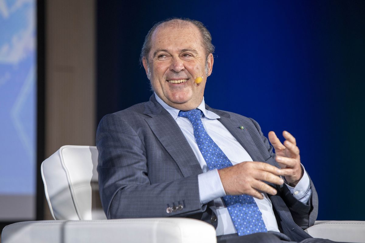 Donnet promette sette miliardi ai soci ma sulle scalate vuole fare lo gnorri