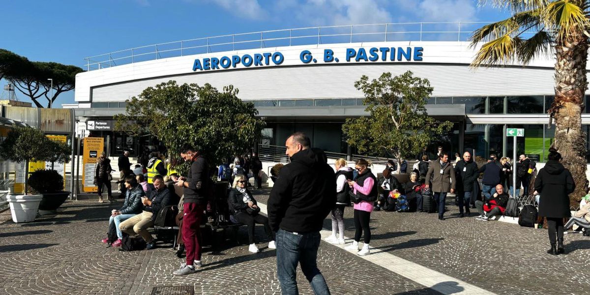 Straniero brucia la torre di controllo. Ciampino paralizzata per un giorno