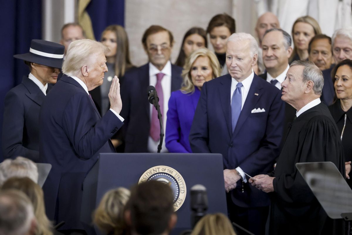 The Donald si vendica di Biden: non avrà accesso a dati segreti. Sudafrica sanzionato