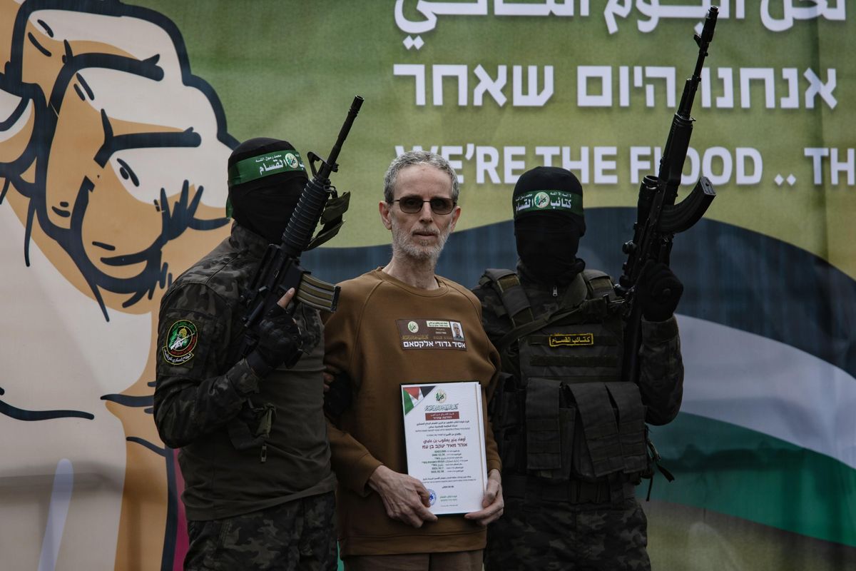 Nuovo show di Hamas. Libera tre ostaggi, indebolisce la tregua e avverte gli Usa