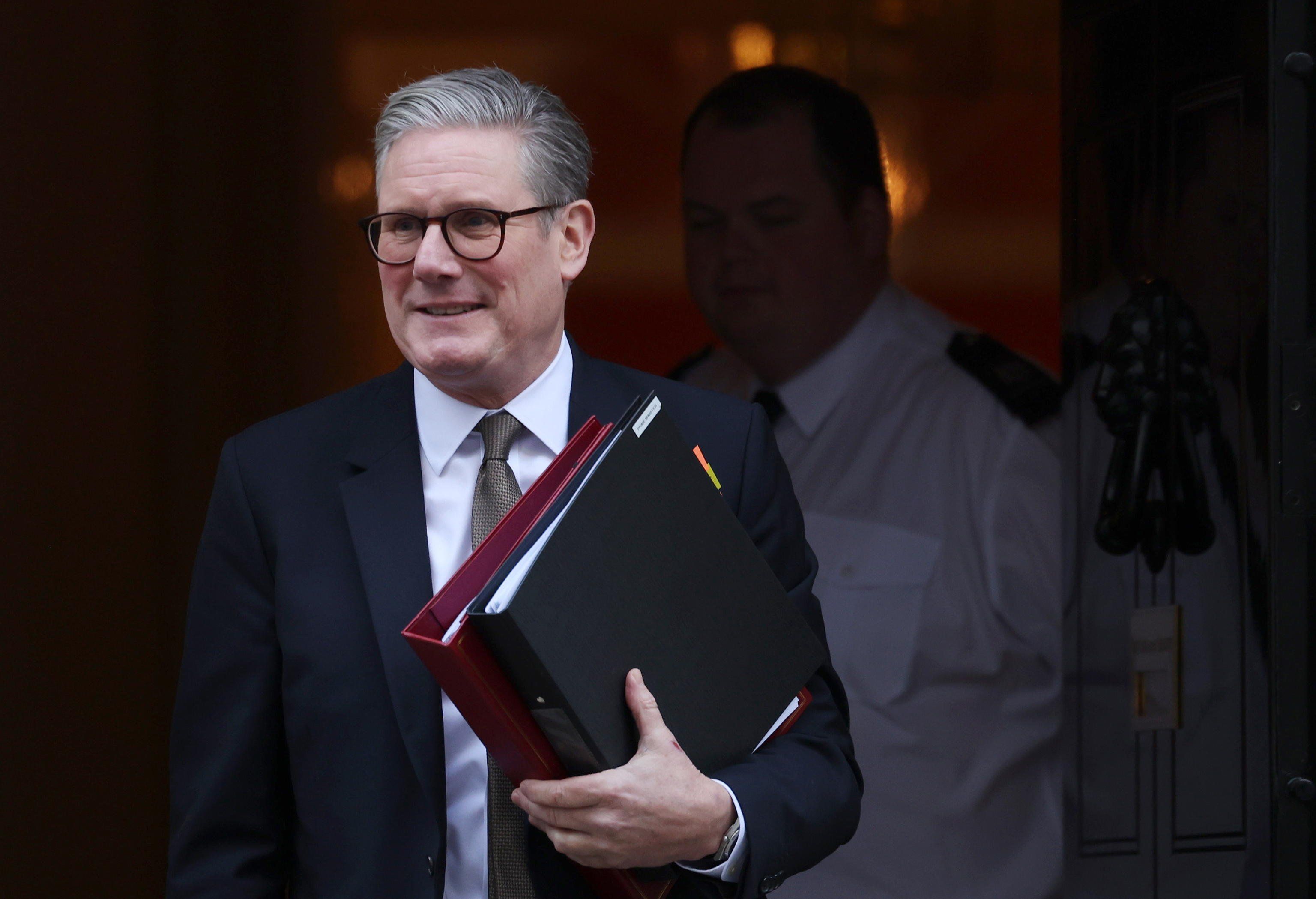 Starmer come Trump. La sinistra «deporta» clandestini