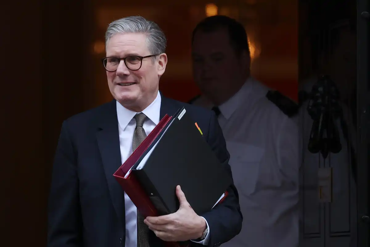 Starmer come Trump. La sinistra «deporta» clandestini