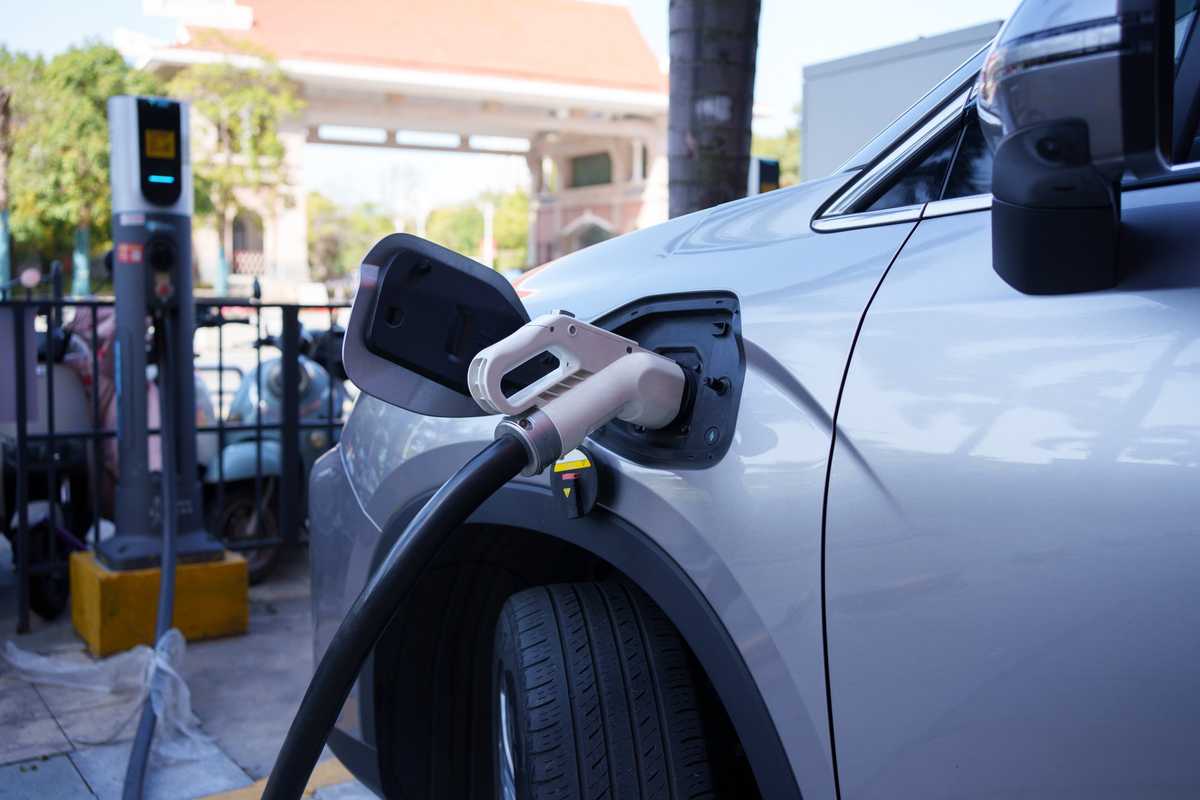 Dall’elettrico alla tassa sul carbonio, l’Ue mette la retromarcia sul green