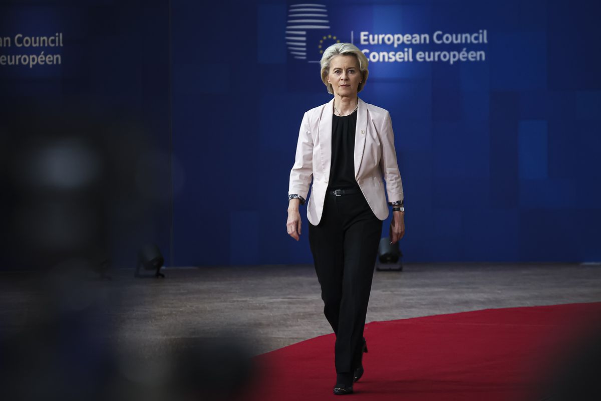 Dall’Ue fiumi di soldi a quotidiani e tv per coprire di bava Ursula e colleghi
