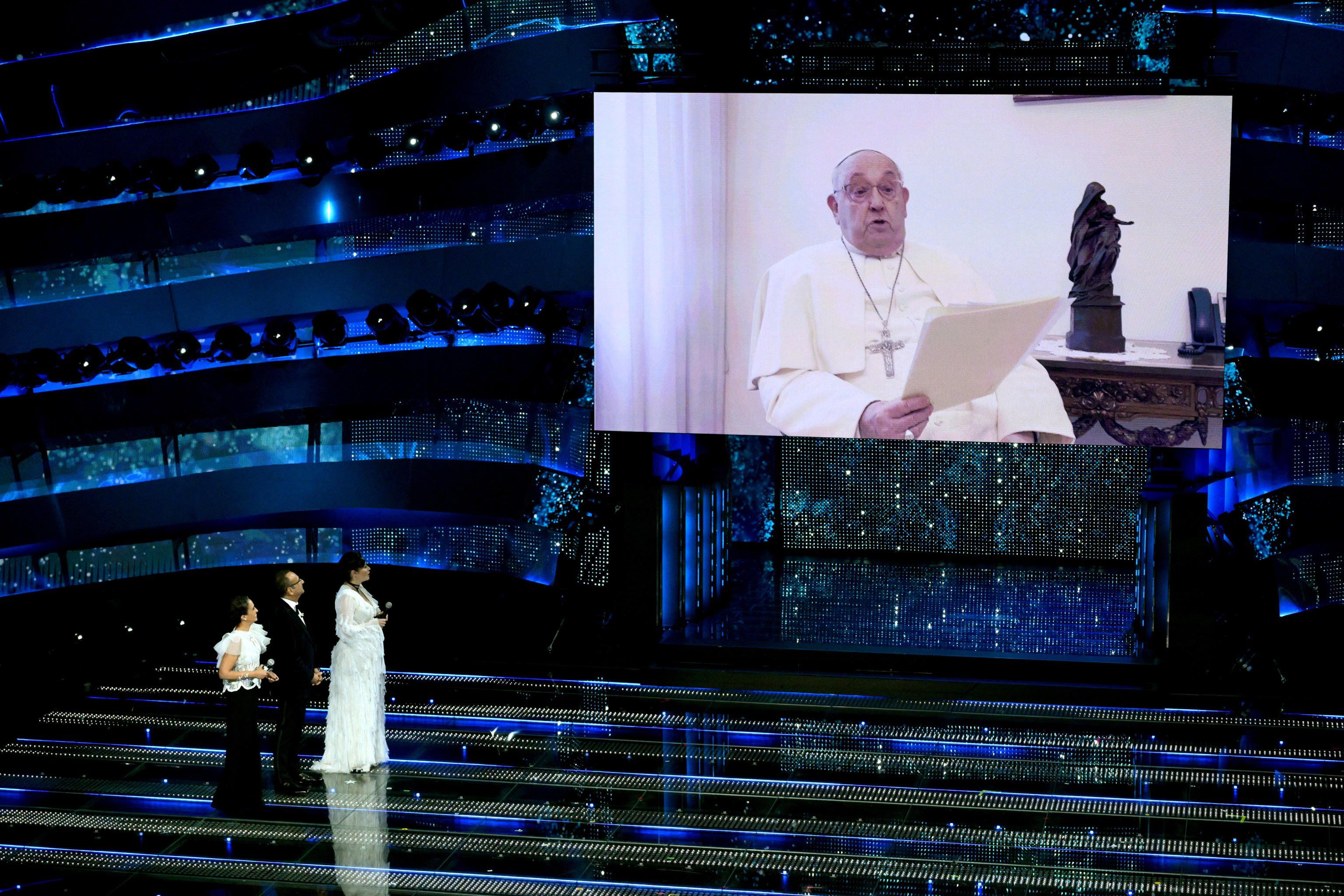 «Papadeus» conduce il festival anti religione